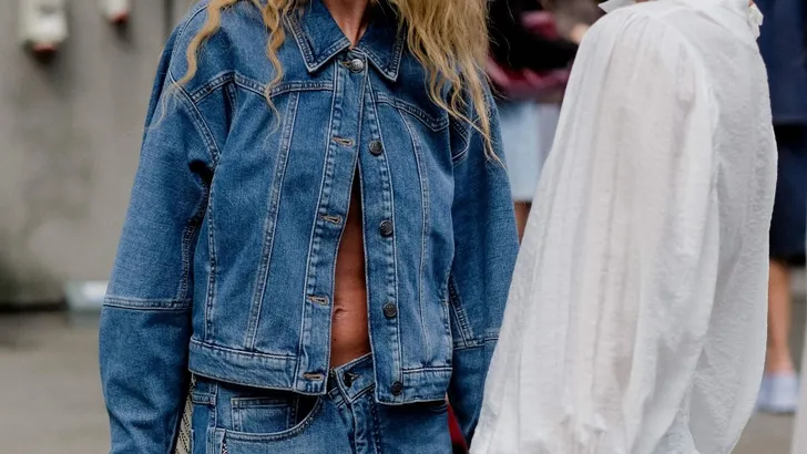 Vrouwen in stijlvolle, luchtige kleding.