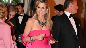 Zien: Máxima recyclet felroze jurk uit 2007