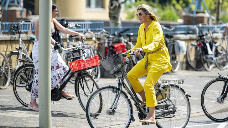 Máxima op de fiets naar museum