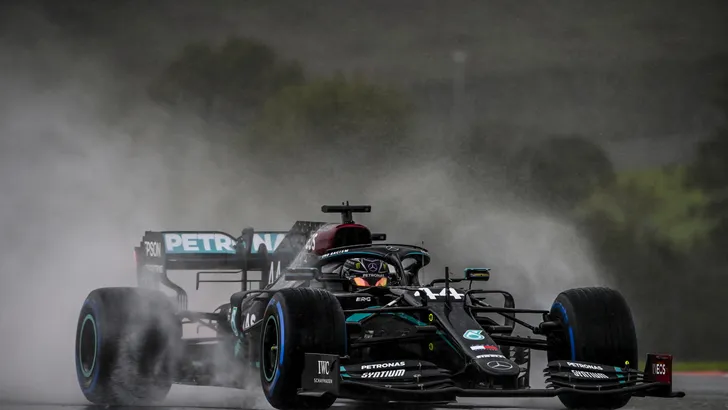 Lewis Hamilton steelt de overwinning in Turkije!
