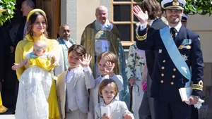 Prins Carl Philip en prinses Sofia bij de doop van prinses Ines met hun dochter en drie zonen.