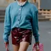 Vrouw met stijlvolle short aan.