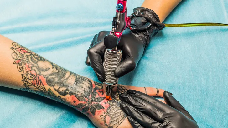 De nieuwe tatoeagetrend voor op je oren