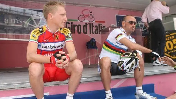 Trage veerboot irriteert peloton in Giro