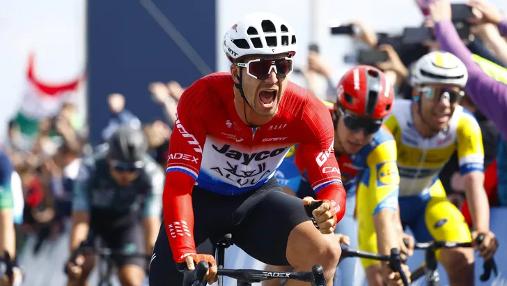 dylan groenewegen is deze week ook weer aan het koersen