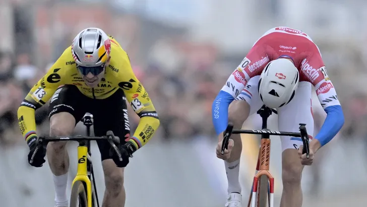 Tibor del Grosso en Wout van Aert in de sprint