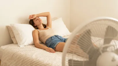 Vrouw ligt op bed met ventilator