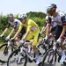 tadej pogacar omringd door ploeggenoten van uae team emirates