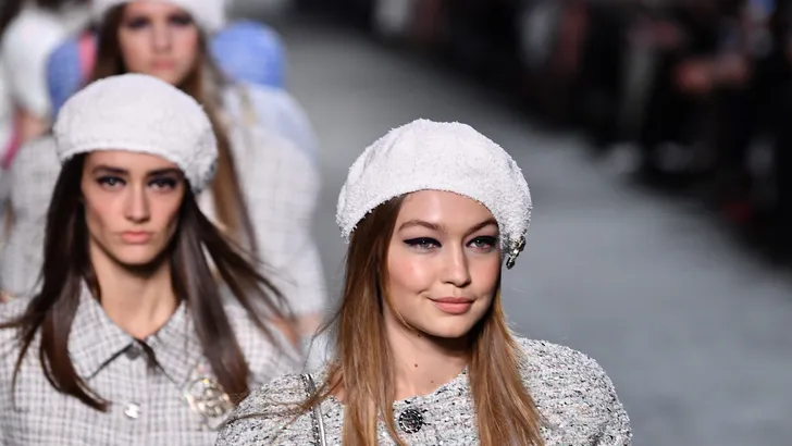 Zien: Chanel tovert catwalk om tot echt cruiseschip voor nieuwste collectie