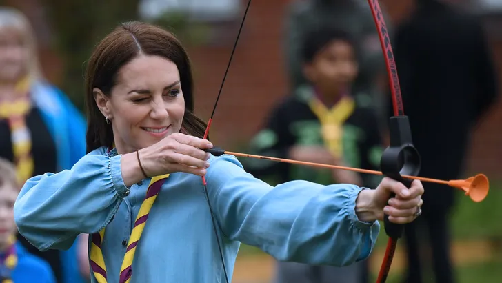 Prinses Kate met een speelgoedboog bij een bezoek aan een scouting-vereniging, mei 2023.