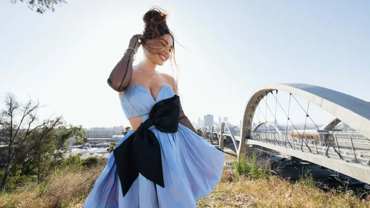 Foto van Yolanthe in lichtblauwe jurk voor Beau Monde, juni 2025.