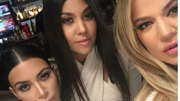 Kim Kardashian showt babybuikje
