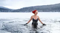 vrouw zwemmen ijs