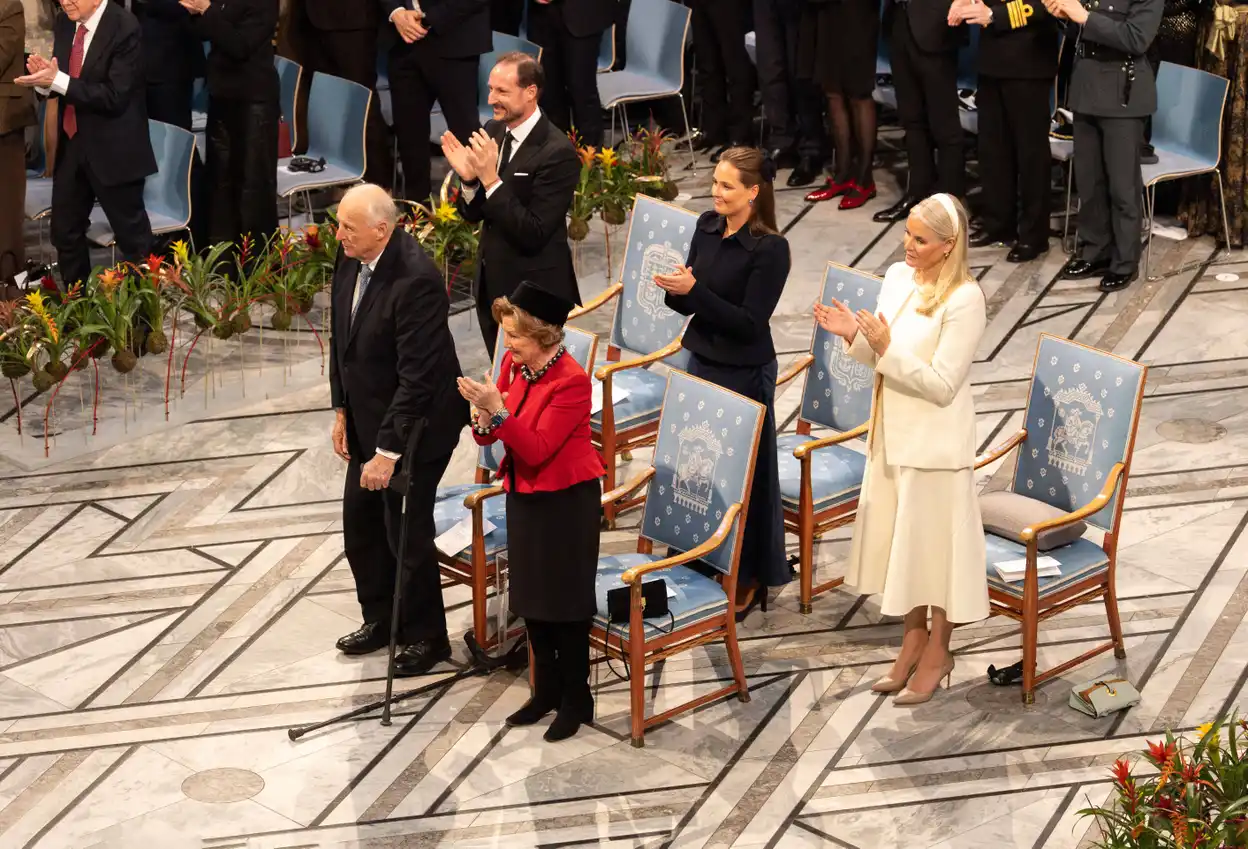 Koning Harald, koningin Sonja, prins Haakon, prinses Ingrid Alexandra en prinses Mette-Marit bij de uitreiking van de Nobelprijzen, december 2025.