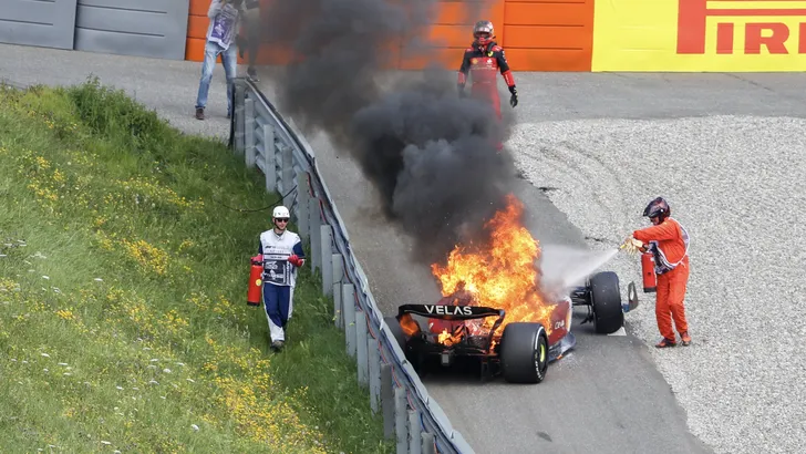 Carlos Sainz roept FIA op responsietijd bij brand te verbeteren