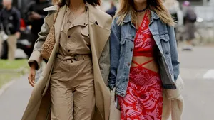 Vriendinnen met stijlvolle outfits.