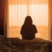 Verdrietige vrouw zit op bed - relatie getrouwde man
