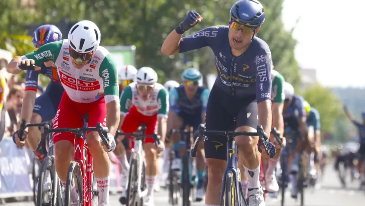 Wielrennen in Nederland staat onder grote druk, maar toch ging Veenendaal-Veenendaal dit weekend door. Niet zonder slag of stoot, want de doorstroommanager van de koers wilde het peloton over het fietspad jagen.