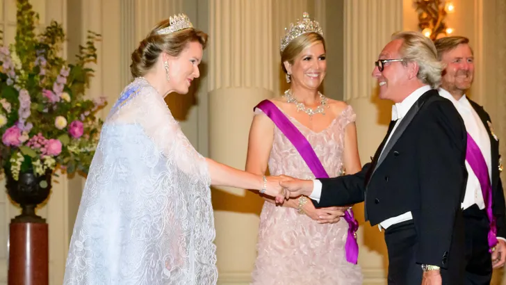 Foto van koningin Mathilde en koningin Máxima met ontwerper Edouard Vermeulen van modehuis Natan.