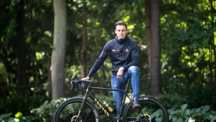 Mathieu van der Poel verloot gesigneerde fiets