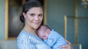 Foto: Zweeds prinsesje Estelle lijkt ineens zo groot, nu ze grote zus van Oscar is