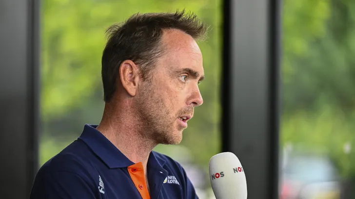 koos moerenhout bij een microfoon