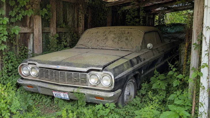 Opa in tranen na redding van zijn geliefde Chevrolet V8 die letterlijk was vastgegroeid in een schuur