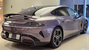 Topexpert gelooft zijn ogen niet na testrit: 'De concurrentie is volledig kansloos tegen deze auto'