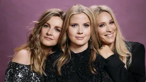 Merel Ek, Noa Vahle en Hélène Hendriks, de dames van VI, voor Beau Monde