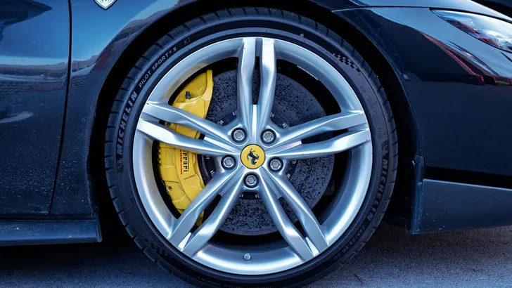 Oostenrijker (28) had geen parkeerplek voor zijn Ferrari en bedacht deze krankzinnige oplossing