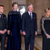 Koningin Mathilde straalt in blauw fluweel tijdens staatsbanket in Frankrijk | Beau Monde