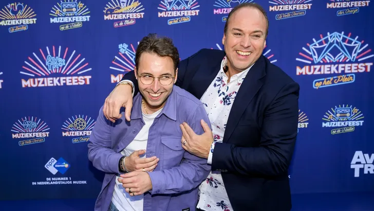 Frans Bauer viert grote stap oudste zoon Chris – Foto van Chris Bauer en Frans Bauer bij het Tros Muziekfeest in Goes, juni 2024.