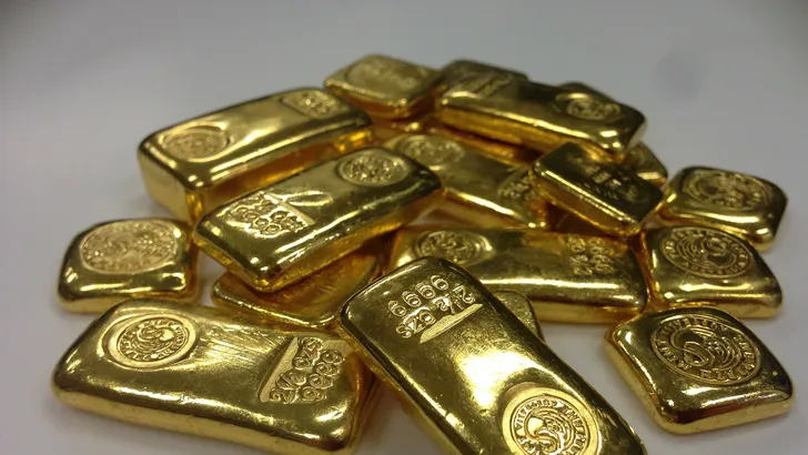 Vliegtuigpassagier aangehouden met kilo goud in anus