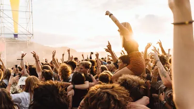 feestgangers op een festival