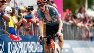 Thymen Arensman won vorig jaar twee etappes in de Tour de France. Een rit winnen is in principe ook dit jaar de bedoeling. Of heeft de Nederlander andere bedoelingen? Ploegmaat Kévin Vauquelin deed in elk geval opvallende uitspraken.
