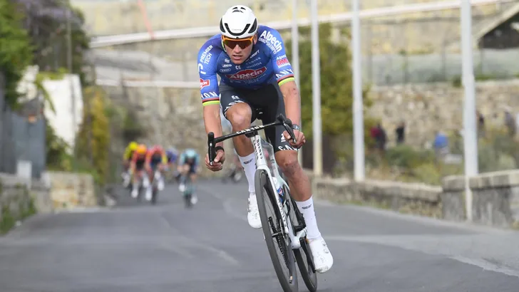 Het was niet de dag van Mathieu van der Poel in Milaan-Sanremo. Hij kwam ten val, kon Tadej Pogacar op de Cipressa nog volgen, maar kraakte op de Poggio.