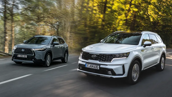 Toyota Corolla Cross en Kia Sorento naar elkaar afgebeeld.