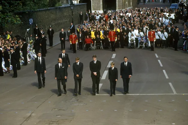 Tijdens de processie van haar kist, lopen de jonge William en Harry achter het lichaam van hun moeder aan.