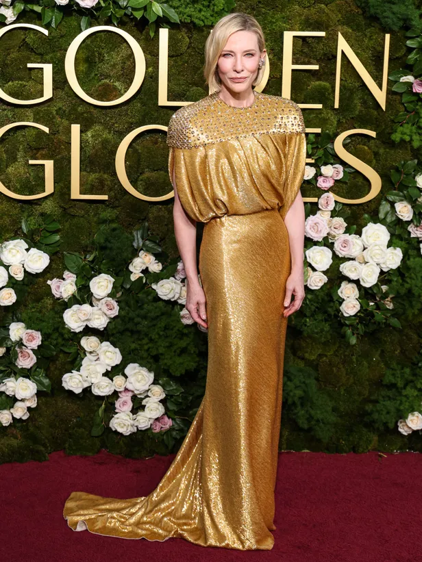 Cate Blanchett in een gouden jurk van Louis Vuitton tijdens de Golden Globes 2025. 