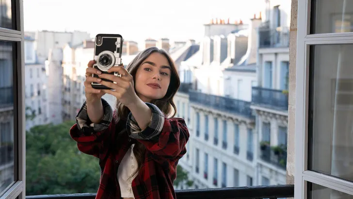 EMILY IN PARIS (2020) - LILY COLLINS.