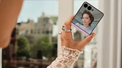 vrouw gebruikt nieuwste Samsung Smartphone
