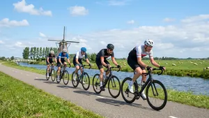 anatieke wielrenners rijden met helm op in een strak tempo over een Nederlands fietspad tijdens een geëscaleerde duurrit.