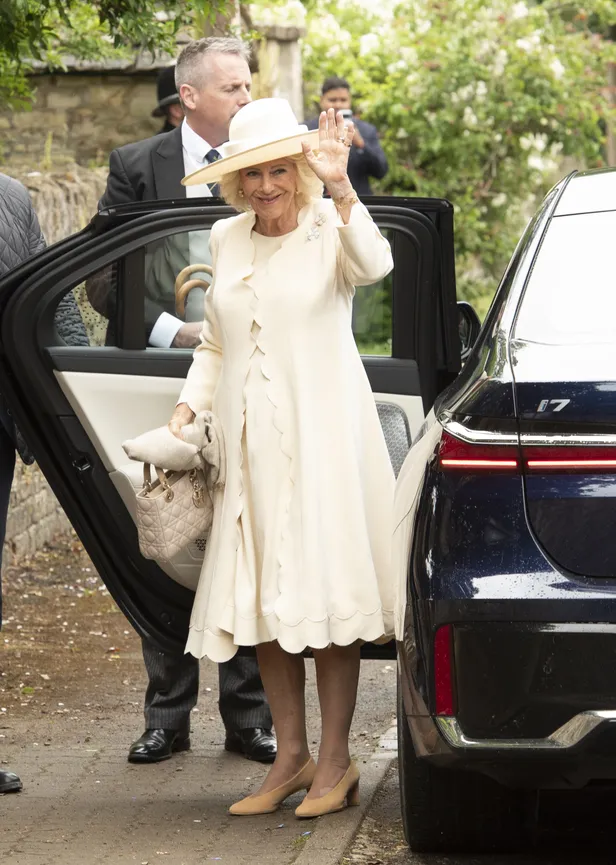 Koningin Camilla in crèmekleurige jurk van Anna Valentine bij huwelijk Peter Phillips en Harriet Sperling.