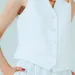 Foto van vrouw in witte gilet en witte broek. – Chique set van H&M is onmisbaar voor de zomer