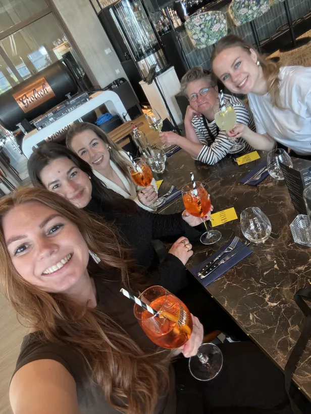 Met het hele team (dit is een klein deel) nog even uit eten voordat de avond begint. Zo gezellig! 