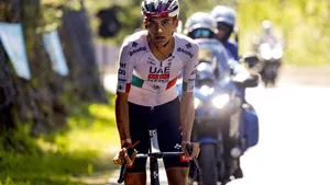 Isaac del Toro heeft richting de Tour de France een keiharde slag uitgedeeld aan de concurrentie. De Mexicaan versnelde al vroeg op de slotklim, zag dat niemand kan volgen en maakte daarmee een statement richting de Tour de France.