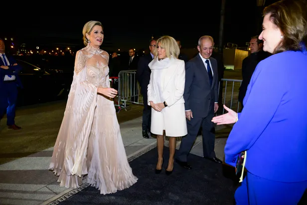 Koningin Máxima in een beeldige jurk van Iris van Herpen. 