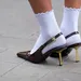 Vrouw met designer slingbacks.