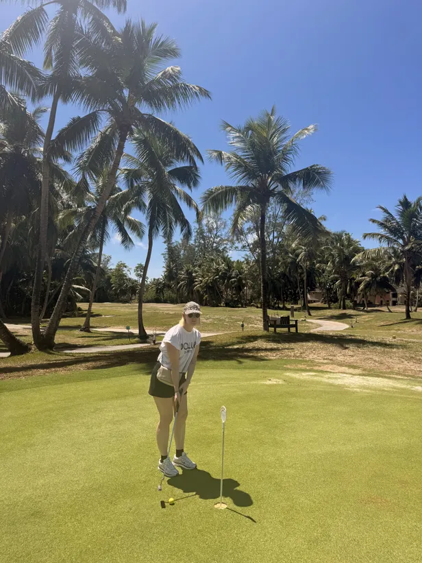In Constance resort Lemuria maakt oefent Jill haar slag op de tropische golfbaan