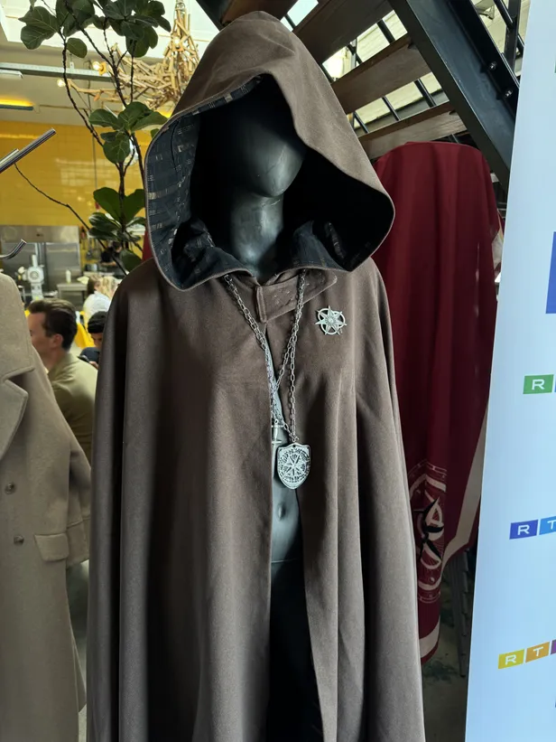 Dé cape van een verraders, een dolk en een schild uit De Verraders 